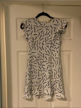 Diane Von Furstenberg White Dress with Black Abstract Wave Print PTP 17